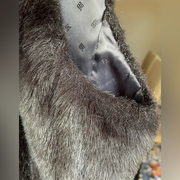 Banana Republic - Gray Faux Fur Vest - Picture 15 of 17